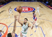 开云官网-塞尔特大胜对手，雄踞榜首之位