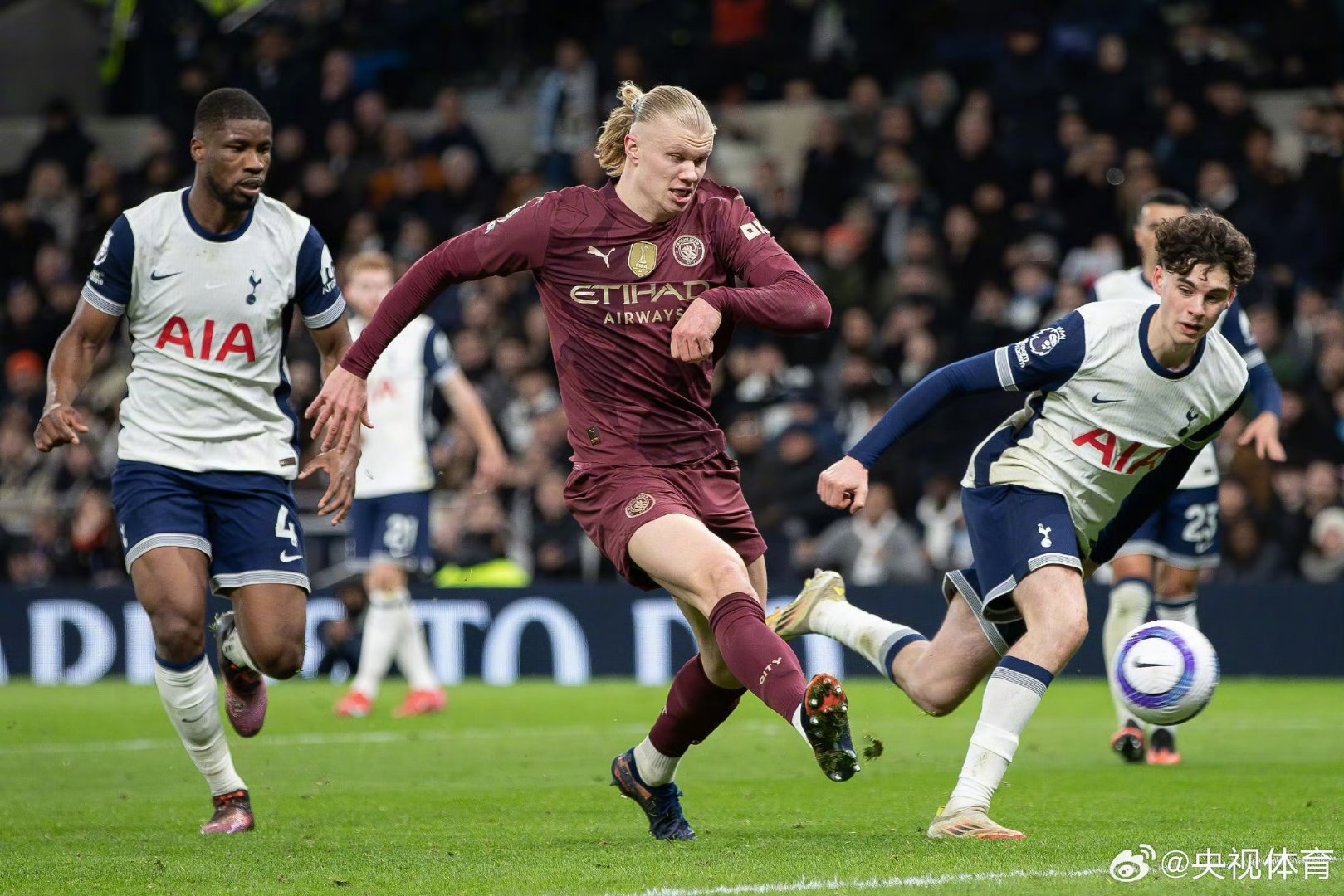 曼联客场取胜,重返前四位置的简单介绍 曼联客场取胜,重返前四位置的简单介绍