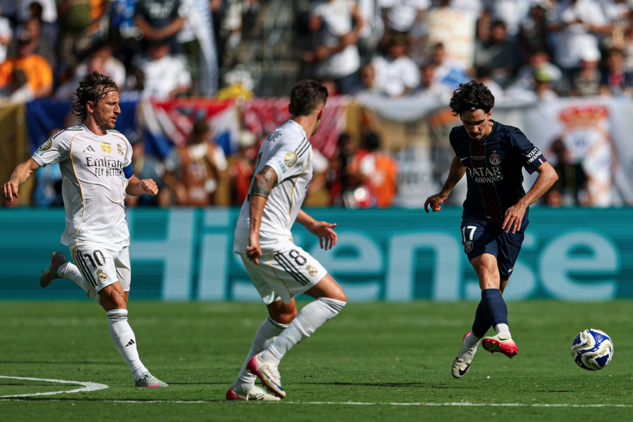 包含巴黎圣日耳曼惨败皇马，遭淘汰出局的词条