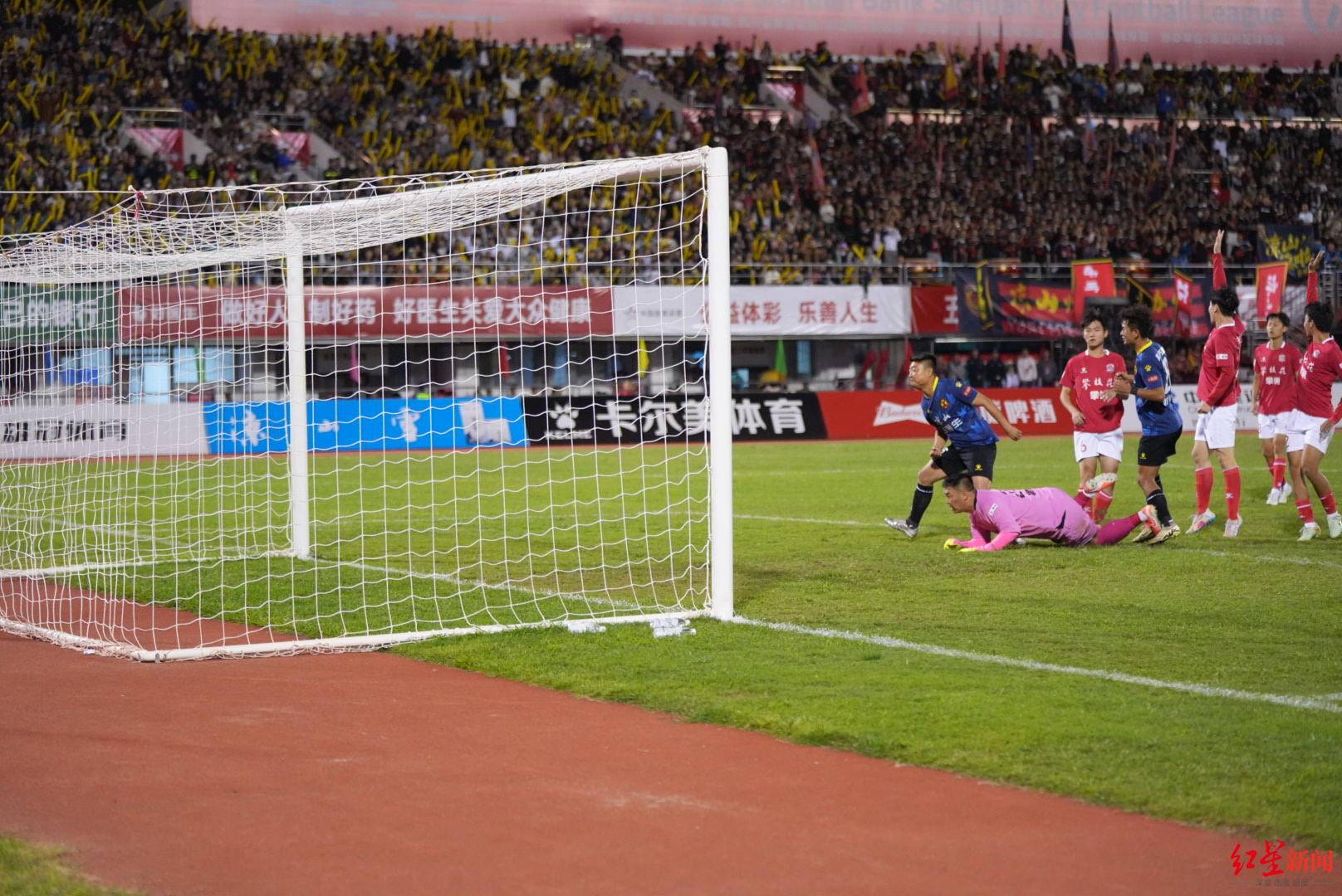 关于足球队伍乘胜追击登顶国际赛场的信息 关于足球队伍乘胜追击登顶国际赛场的信息