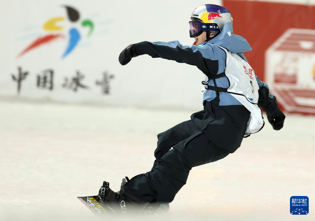 单板滑雪比赛中，选手飘逸滑过终点线！的简单介绍