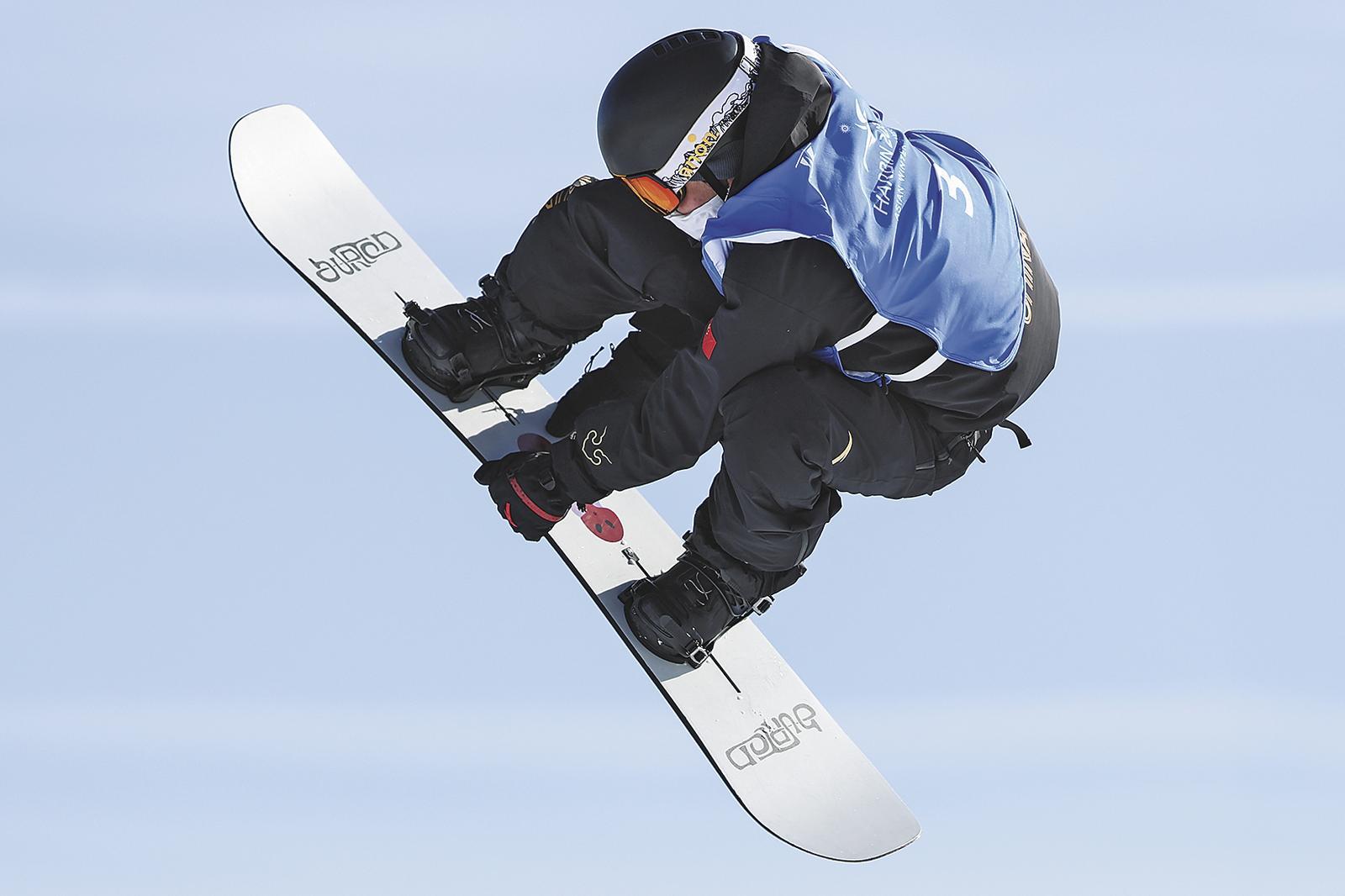 单板滑雪比赛中，选手飘逸滑过终点线！的简单介绍