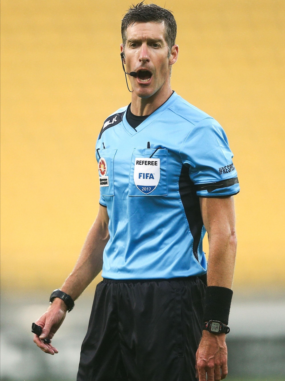 巴萨主教练因裁判判罚不满被罚离场的简单介绍