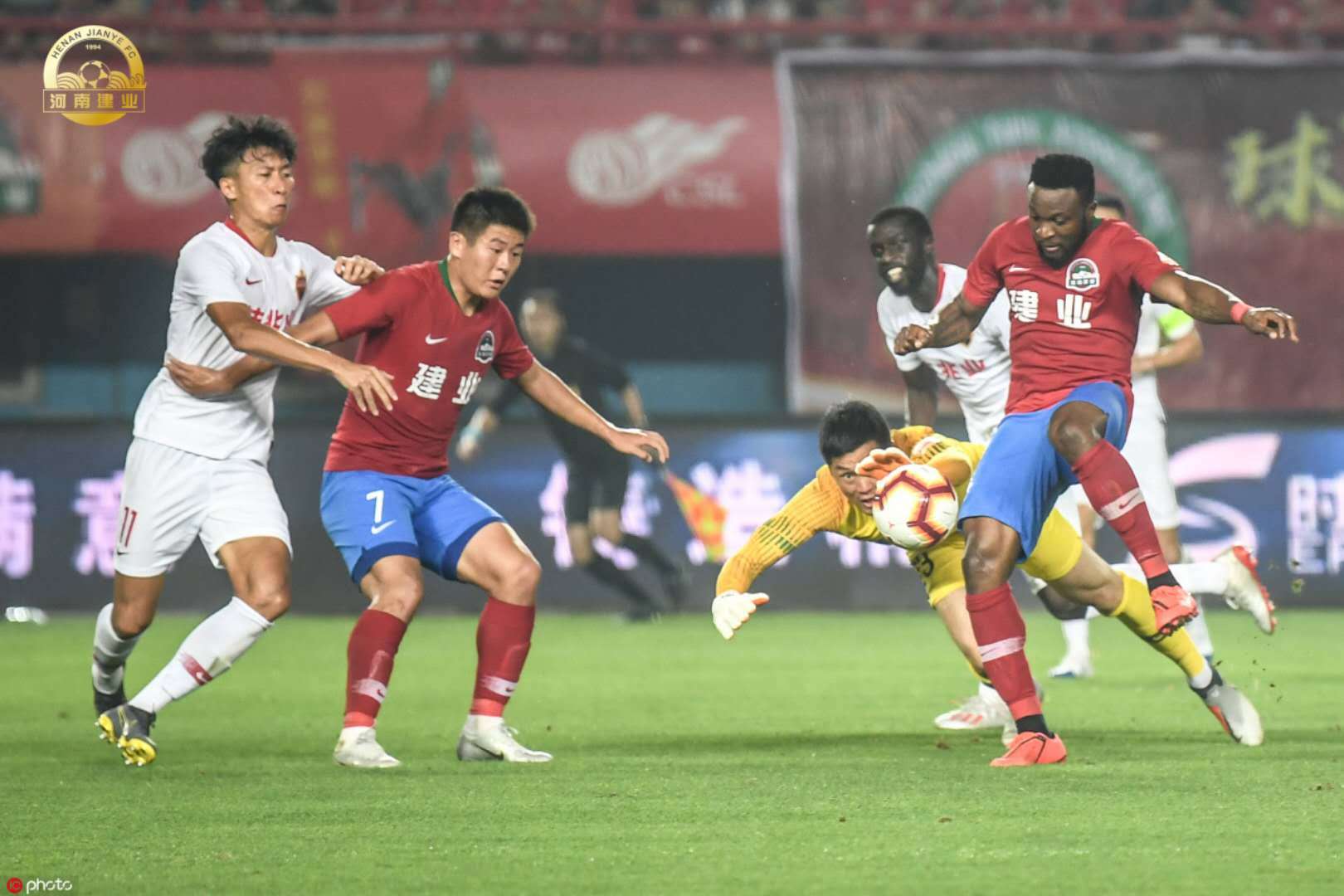 包含河南建业客场击败深圳佳兆业，气势如虹的词条