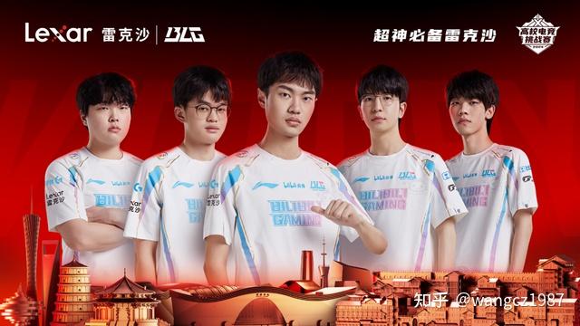 精彩对决，胜者举起双手庆祝胜利的简单介绍