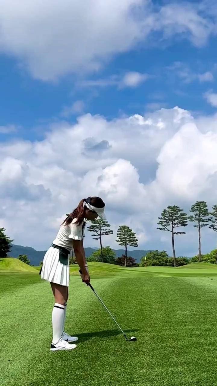 包含瑞典男子高尔夫选手实现完美挥杆，夺魁的词条