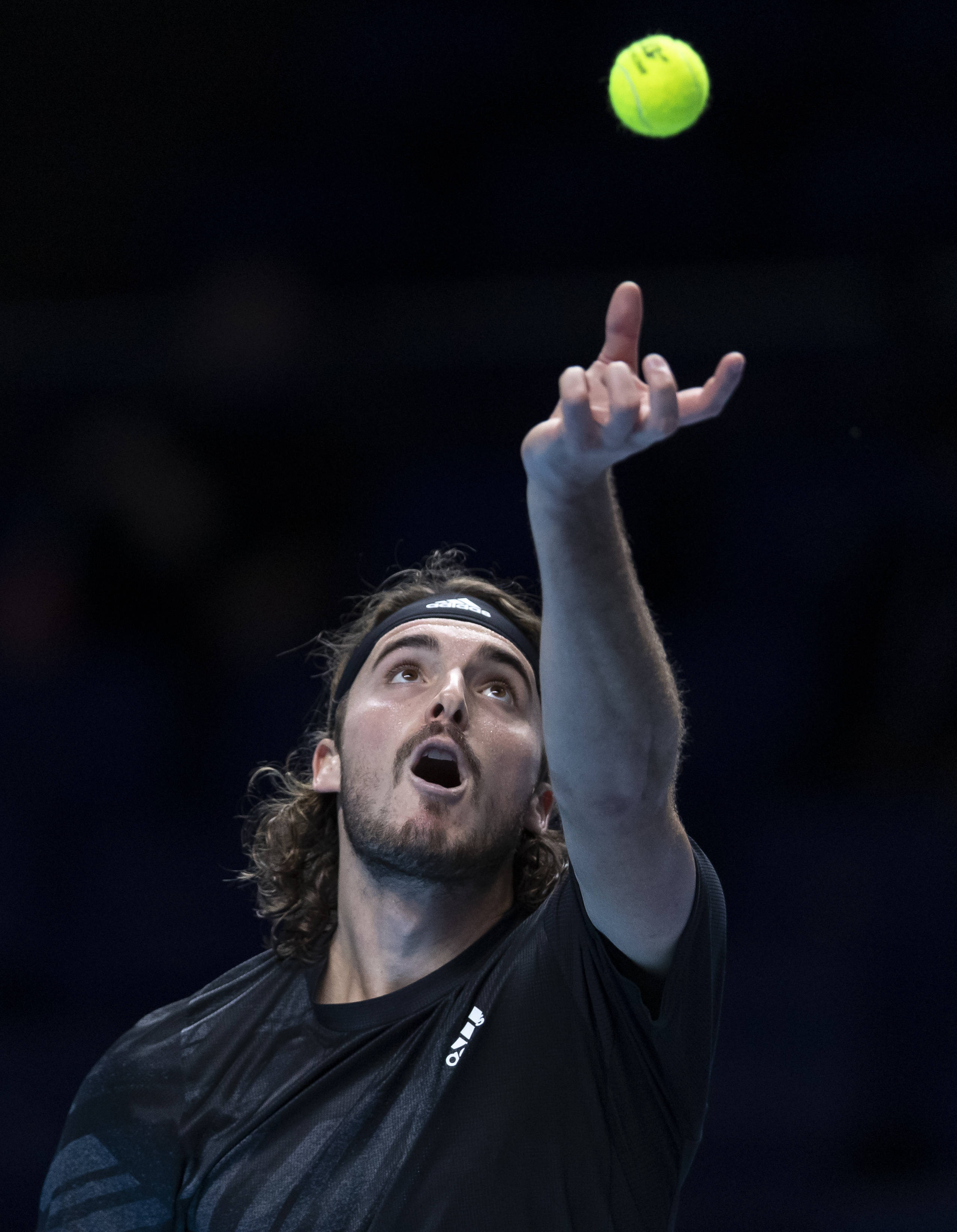 包含西班牙网球队绝杀法国网球队，西西帕斯惊艳世界的词条