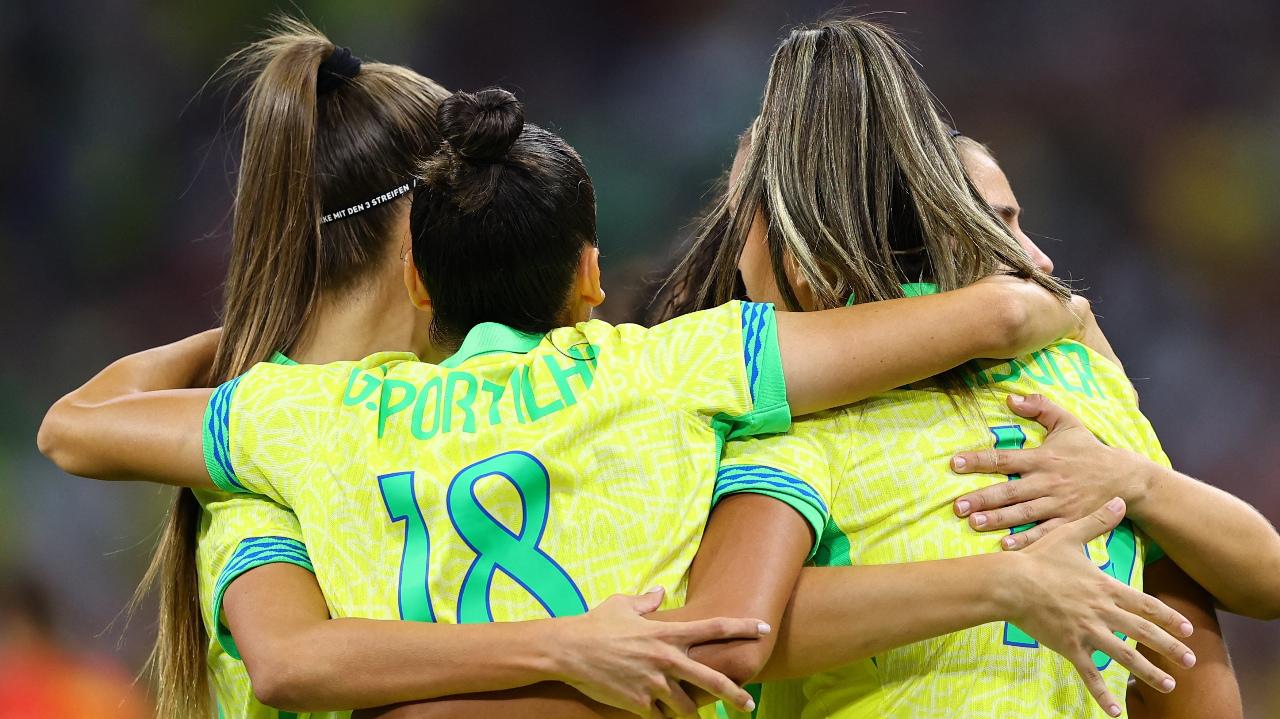 巴西女足队员努力训练备战下一场比赛的简单介绍