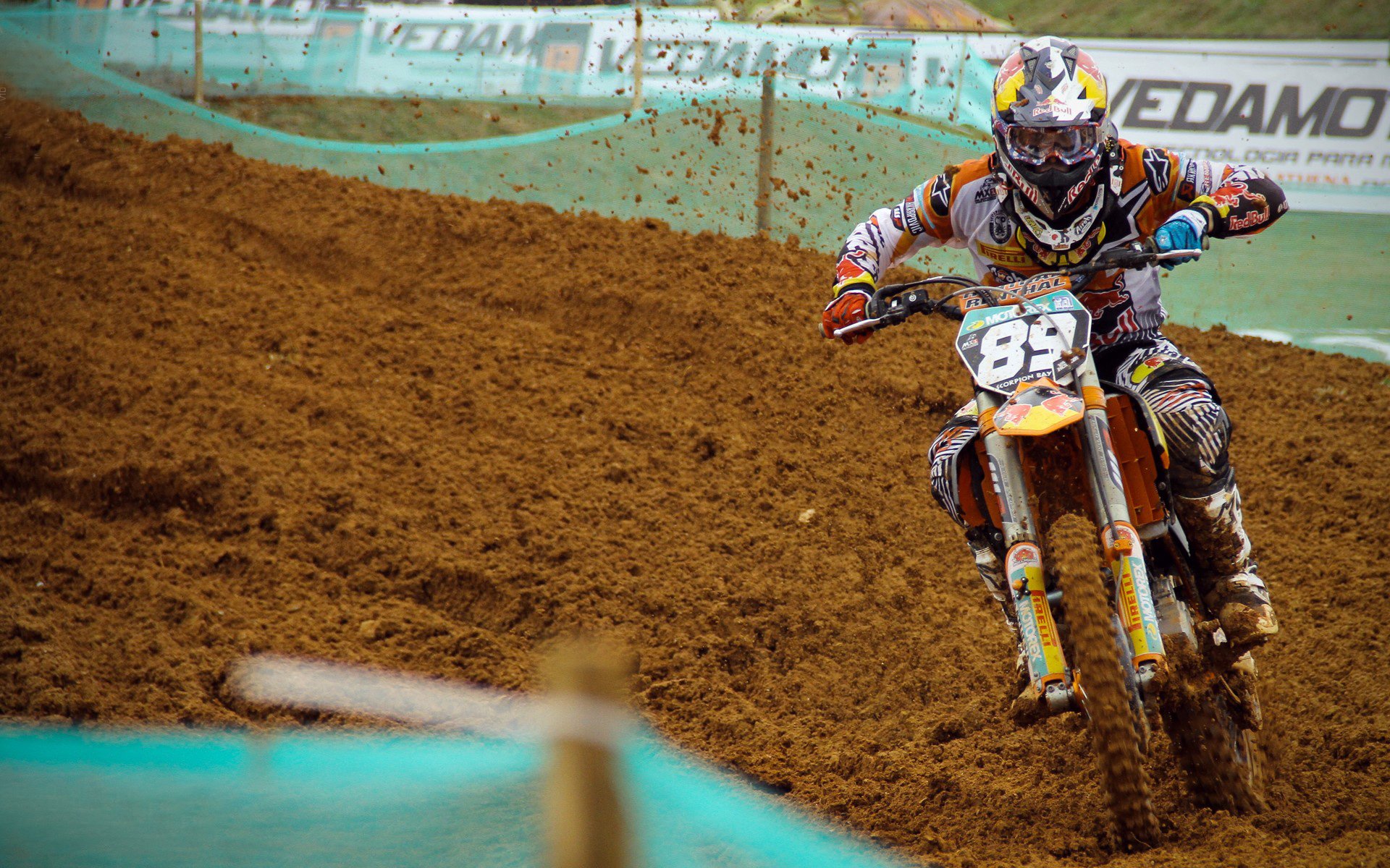 麦科勒姆绝杀时刻，湖人险胜青岛，一场跨越篮球文化的对决